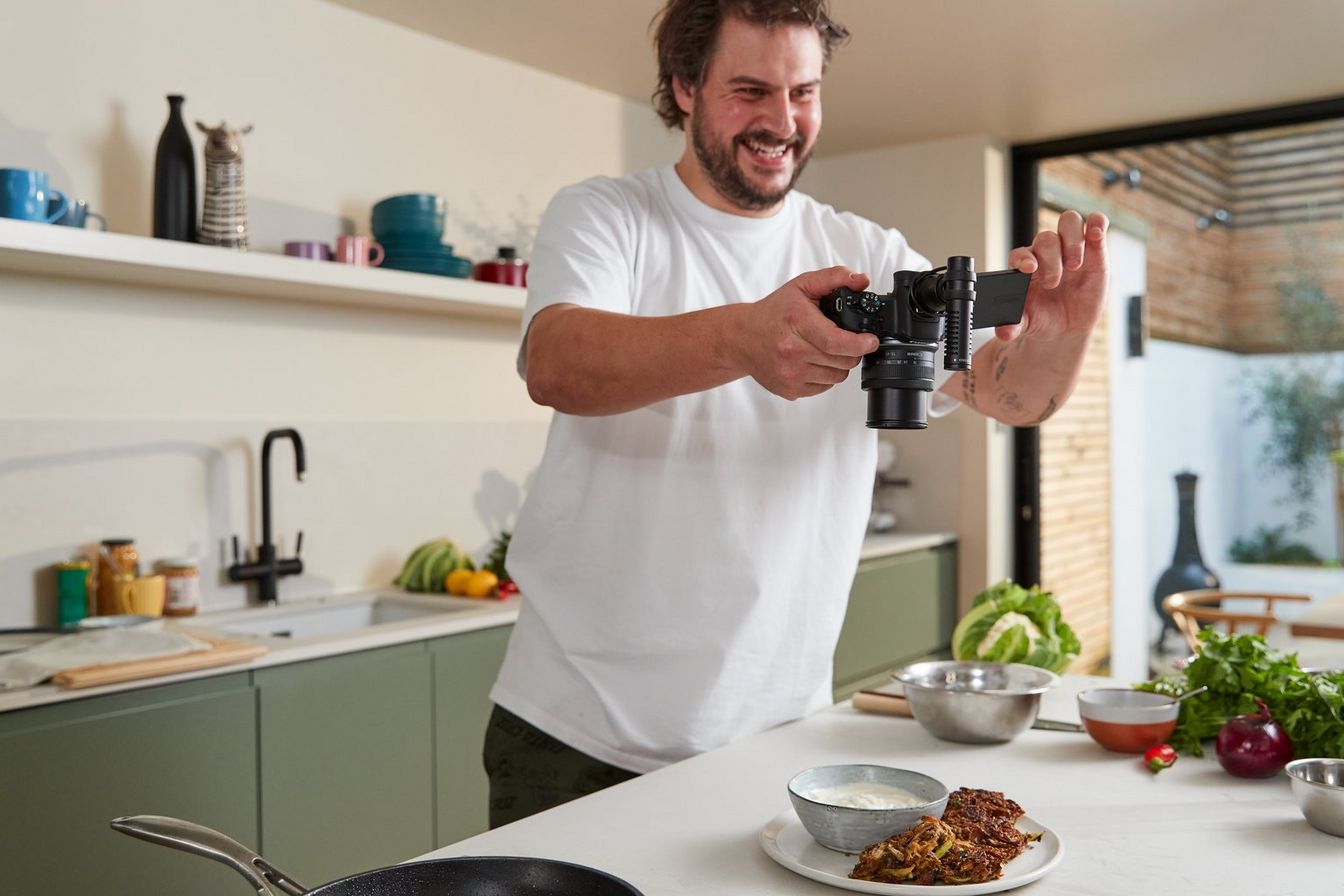 Design compacto e port&aacute;til com um sensor APS-C grande de 24.2 MP, capture mais &acirc;ngulos e quando quiser uma experi&ecirc;ncia mais envolvente utilize o visor eletr&ocirc;nico, para que n&atilde;o perca nenhum detalhe da a&ccedil;&atilde;o, ela ainda conta com o importante Dual Pixel CMOS AF II para manter o seu motivo em sempre em foco.